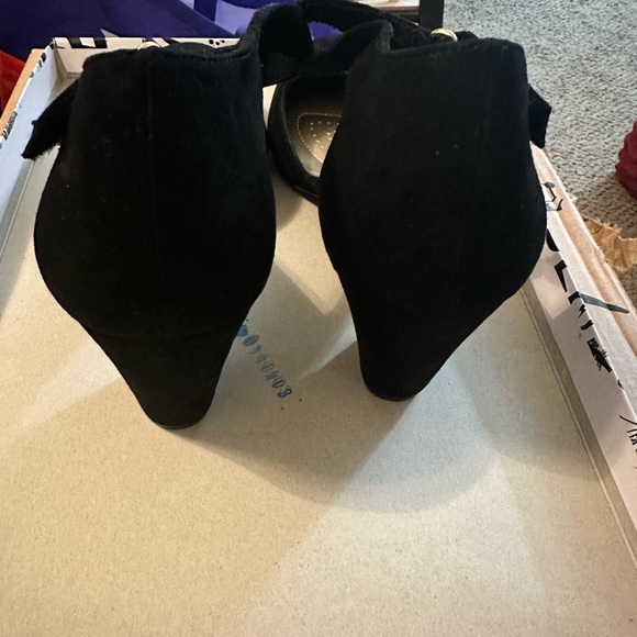 New Closed Toe Heel Mary Jane - Size 9 - Picture 2 of 6